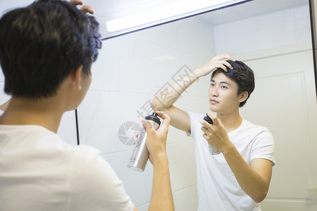 年轻男子在浴室整理头发高清图片