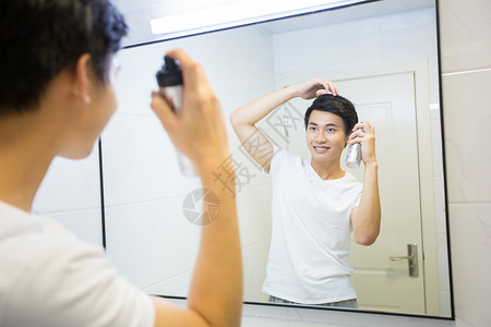 年轻男子在浴室整理头发图片