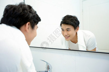 年轻男性在浴室洗漱图片