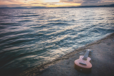 美国奶粉素材海边的吉他背景