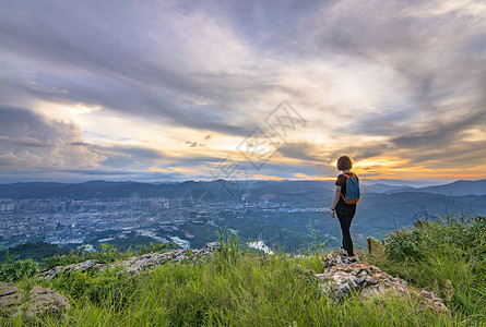 女孩海豚云彩征服山峰背景