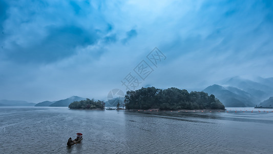 浙江浦江雨雾中的小船背景图片