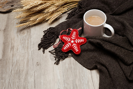 健康时间到一杯咖啡配上针织保暖的冬季围巾背景