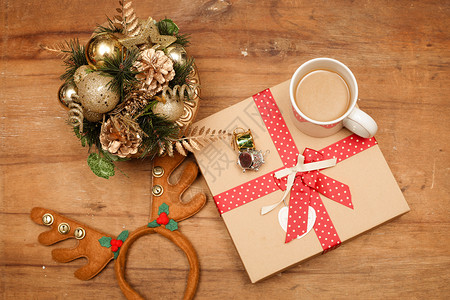 蝴蝶结头饰圣诞树和节日礼盒背景