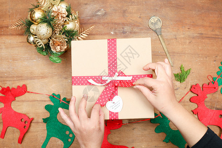 金色纸片彩带双手打开圣诞礼盒背景
