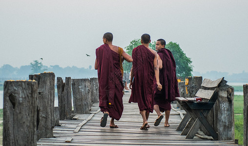 缅甸旅游风光缅甸乌本桥上的僧侣高清图片