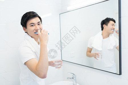 洗手间刷牙正在刷牙的男士背景