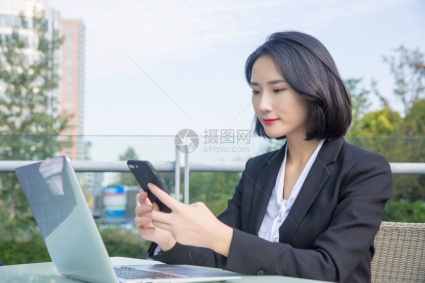 商务女性在打电话图片