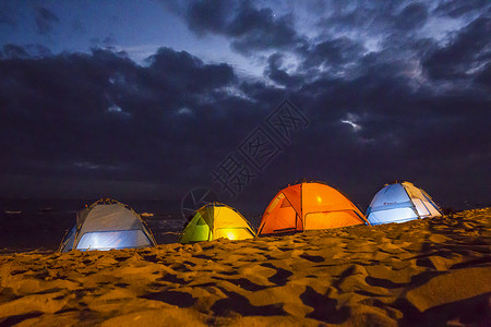 沙滩晚上夜晚下的帐篷背景