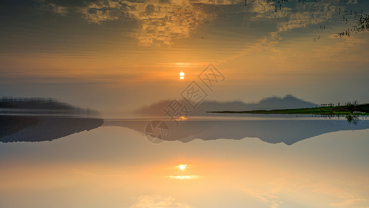 湖面日出倒影背景图片