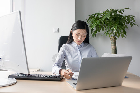 正在工作打电脑的商务人士职场女性高清图片