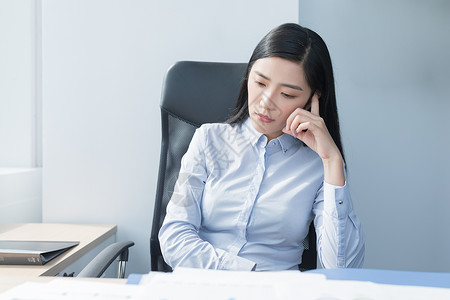 职业女性看数据报表思考背景