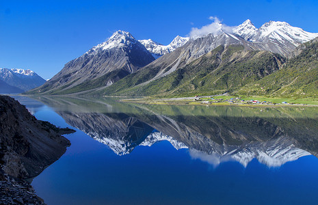 麻包线雪山湖泊背景