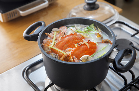 汤锅场景图烹饪螃蟹海鲜汤背景