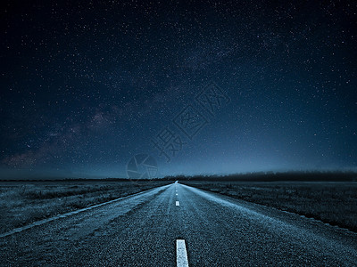 蓝色银河之星星空下的高速公路背景