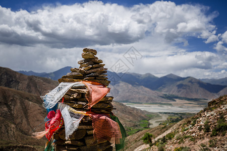 西藏高原上的尼玛堆背景