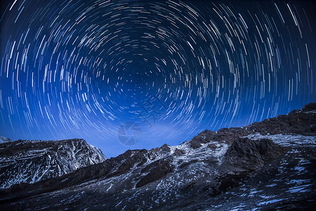 夜晚的雪山星空背景