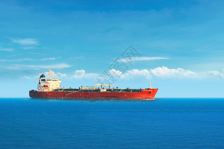 红色集装箱海上贸易运输船设计图片
