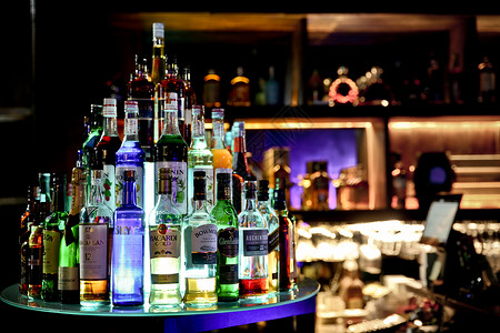 酒吧洋酒酒瓶船背景图片