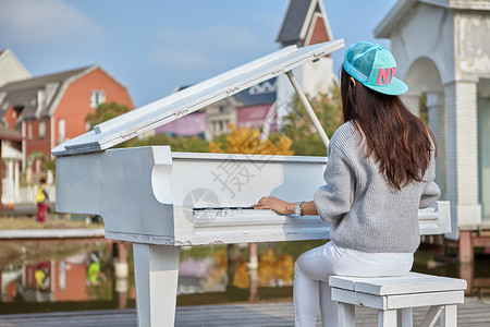 钢琴炫酷素材弹钢琴的女孩背影背景