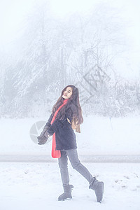 雪地写真雪地里的女性写真背景