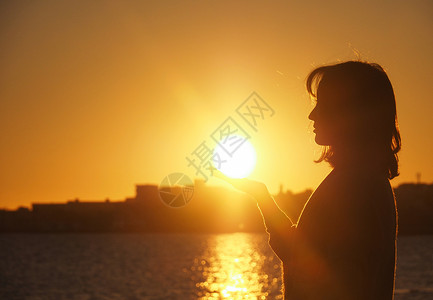 手托太阳女孩手托日出太阳背景