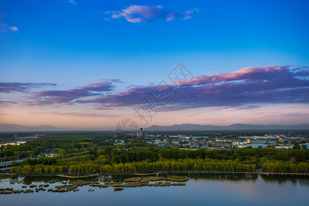 河内郊区景色蓝天白云下的城市背景