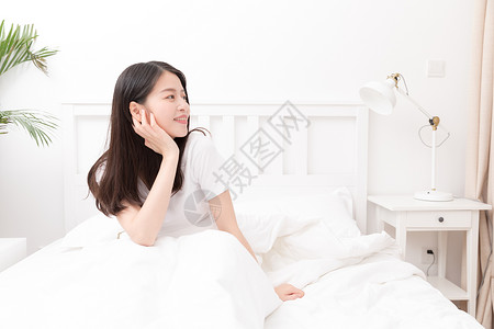 早起起床伸懒腰的年轻女性高清图片
