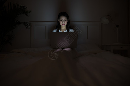 深夜熬夜用电脑的女生图片