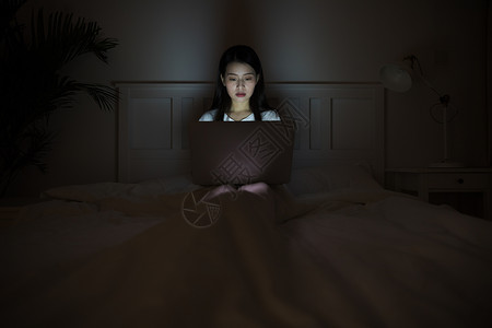 看电脑的女生深夜熬夜用电脑的女生背景