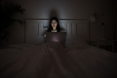 深夜熬夜用电脑的女生背景图片