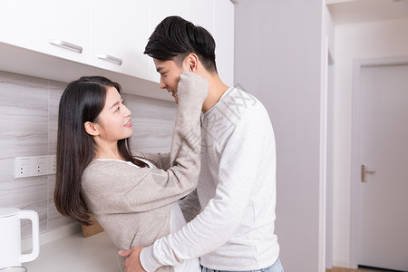 情侣在厨房拥抱互动背景图片