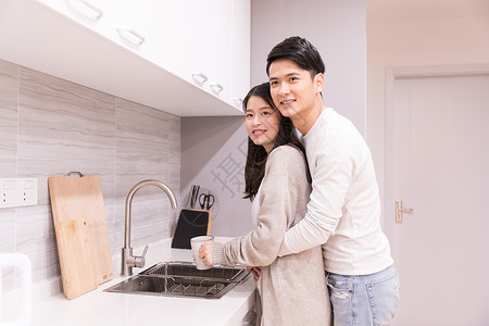 情侣一起在厨房洗碗背景图片