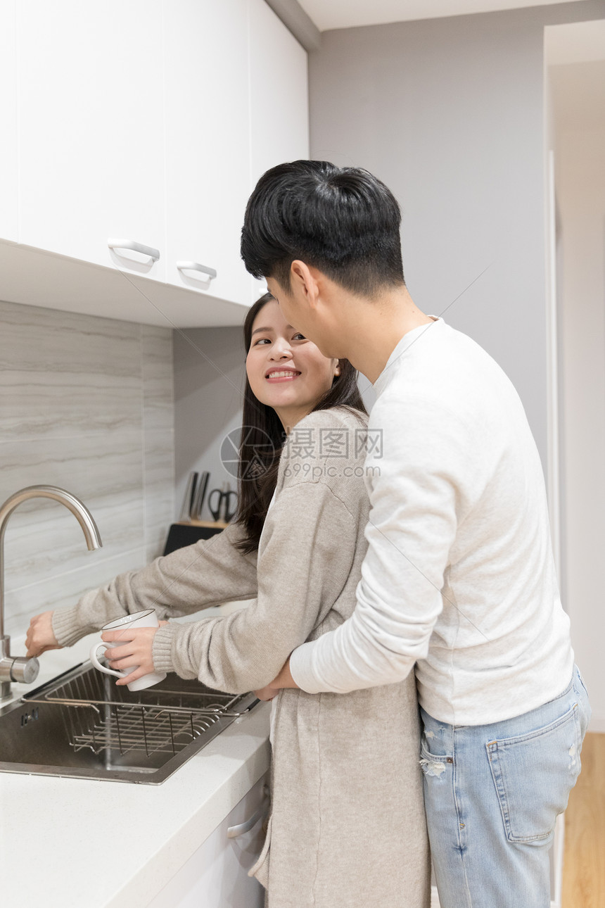 情侣一起在厨房洗碗图片