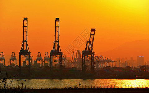 夕阳下的码头金色码头下的城市工业发展背景