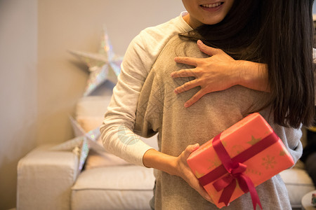 彩色圣诞人物情侣拥抱送礼物背景
