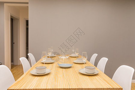 摆放优美的餐桌整齐摆放的高脚杯和餐具背景
