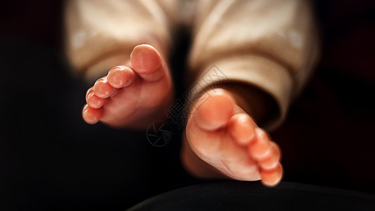百日安全素材婴儿粉嫩光滑的小脚背景