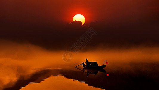 渔夫渔船黄昏下的小东江雾气背景