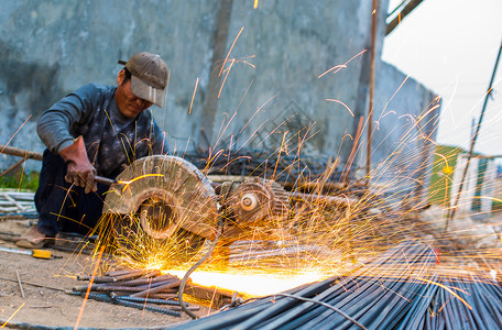 钢材制品建筑工人切割钢材背景