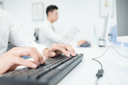 正在打字的人正在打键盘的工作人员背景