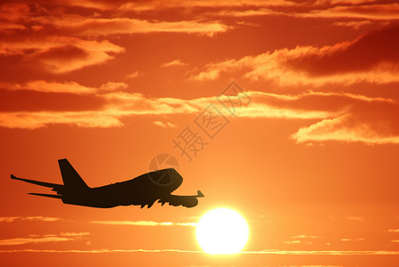 夕阳下的航空运输机剪影背景图片