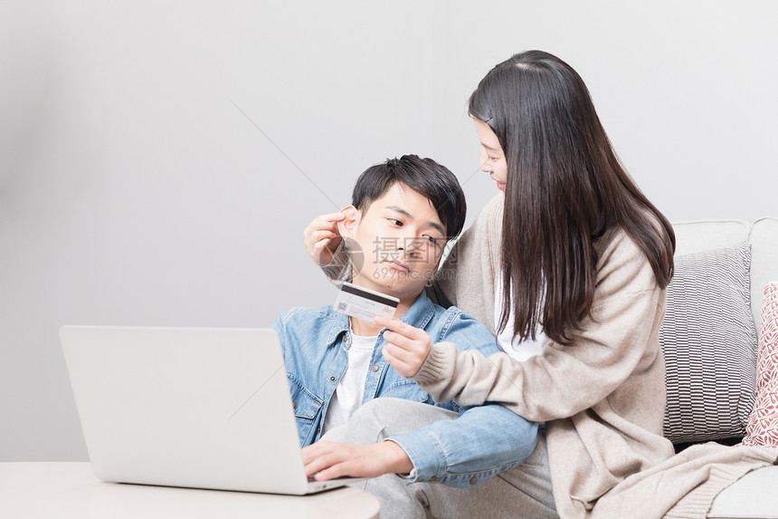 客厅里被女生揪着耳朵的男生图片