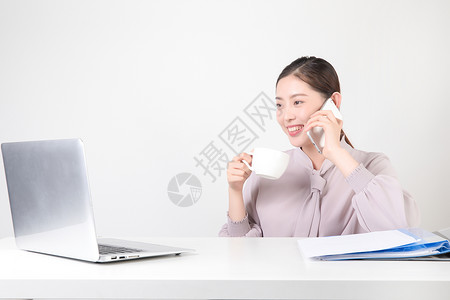 电脑办公的休闲商务女性图片
