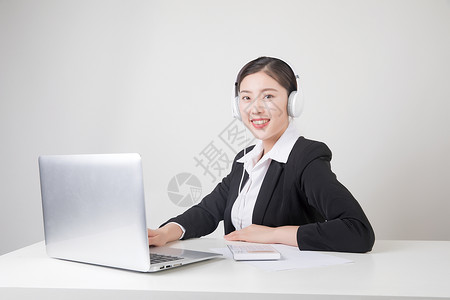 用电脑的客服商务女性图片
