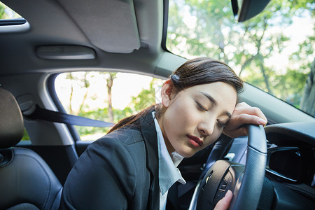 车里休息商务女性在停车时休息疲劳驾驶背景