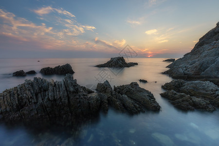 黄渤海分界线海边落日背景图片