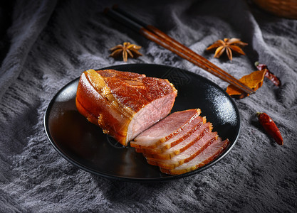 腊肉筷子夹起来的腊肉高清图片