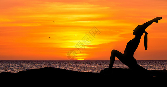 快乐年轻女性日落瑜伽运动动作设计图片