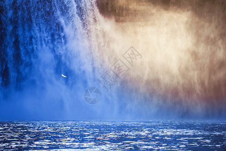 飞过瀑布送水的人素材高清图片